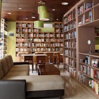 Cocok Buat Pecinta Buku, Ini 4 Kafe Perpustakaan di Jakarta yang Wajib Dikunjungi, Asyik Juga Buat Me Time Lho!