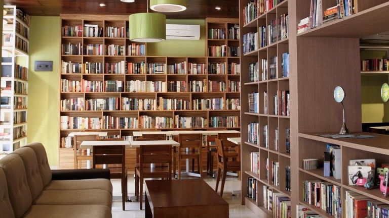 Cocok Buat Pecinta Buku, Ini 4 Kafe Perpustakaan di Jakarta yang Wajib Dikunjungi, Asyik Juga Buat Me Time Lho!