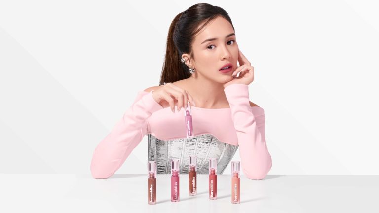 Suka Tampil Natural, Beby Tsabina Rekomendasikan Lip Tint Mungil Beraroma Buah Persik, Mau Coba?