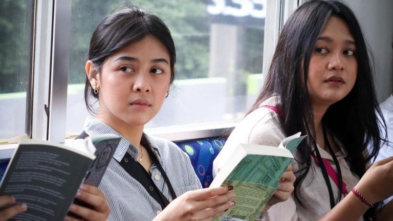 Baca Buku di KRL: Langkah Besar Bagi Kemajuan Perjalanan Literasi di Nusantara
