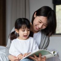 Psikolog Sebut Membacakan Buku Efektif Perkuat Bonding Orang Tua dan Anak, Cek 5 Tipsnya Berikut Ini!