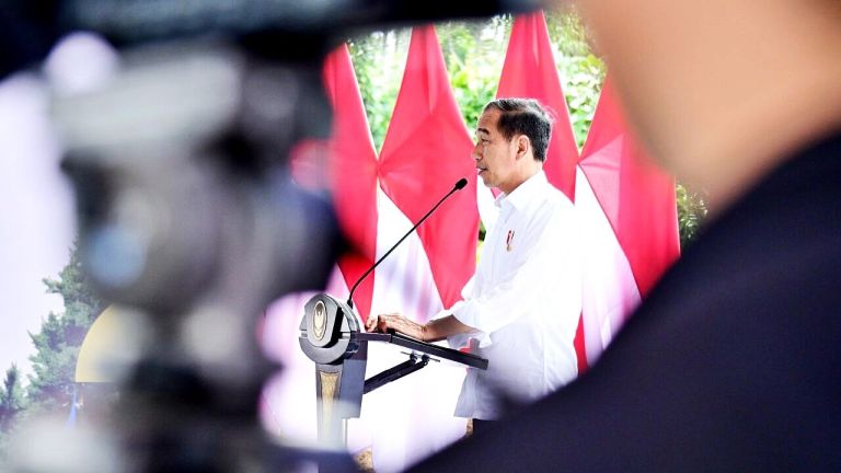 Jokowi dan Menteri Bidang Ekonomi Mulai Bahas Bea Masuk Impor 200 Persen untuk Produk China