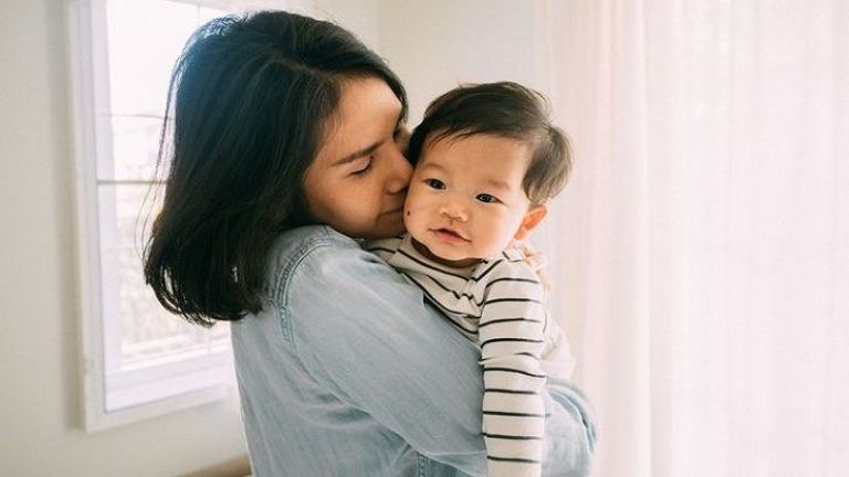 Stop! Cium dan Cubit Pipi Bayi Sembarangan saat Lebaran, Dokter Imbau Hal Ini