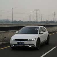 Benarkah Mobil Listrik Tak Bisa Parkir Paralel? Ini Penjelasannya