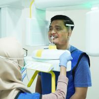 Solusi Atasi Gigi Ompong dengan Implan Gigi, Seperti Apa Penanganannya?