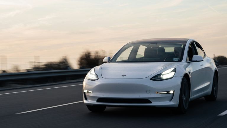 'Raja' Mobil Listrik 2024 Masih Dipegang Tesla, Hampir Disalip Produsen Mobil Listrik China