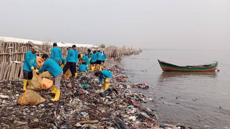 Peringati Hari Lingkungan Hidup Sedunia, PLN Bersih-Bersih Pantai Tanjung Pasir