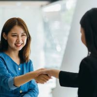 Fresh Graduate Merapat! Ini 3 Realita yang Sering Tak Dibicarakan di Balik Gaji Pertama