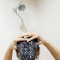 Pagi vs Malam: Kapan Waktu Mandi Paling Pas untuk Kesehatan Tubuh dan Kulit?