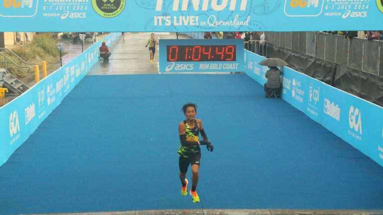 Atlet Lari Robi Syianturi Pecahkan Rekor Nasional Half Marathon di Gold Coast Australia 2024