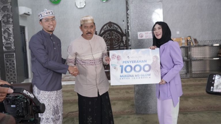 MS GLOW Beauty Berbagi 1.000 Mukena untuk Masjid dan Musala di Banyak Kota di Indonesia