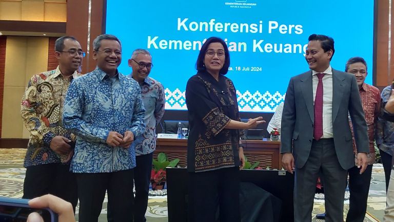 Resmi Dilantik Jokowi, Sri Mulyani Sambut Thomas Djiwandono Jadi Wakil Menteri Keuangan II