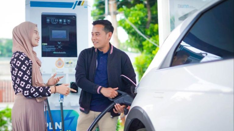 PLN Terus Genjot Penambahan Charging Station Kendaraan Listrik di Berbagai Daerah