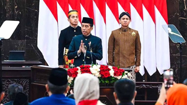 Satu Dekade Jokowi dan Sederet Aksi Unjuk Rasa Besar-besaran