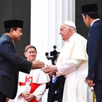 Presiden Jokowi Kenalkan Prabowo ke Paus Fransiskus