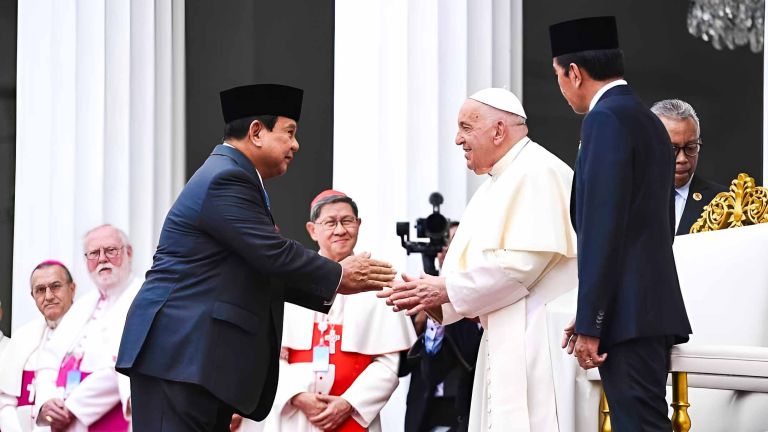 Presiden Jokowi Kenalkan Prabowo ke Paus Fransiskus