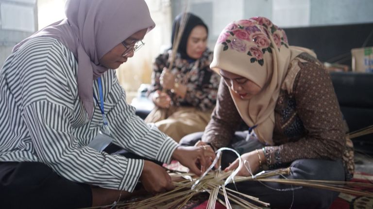 Pertamina Drilling Gelar Pelatihan Pemasaran Produk Lidi Sawit di Desa Bangko Permata