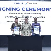 Kerja Sama Pertamina dan Airbus Kembangkan Bahan Bakar Penerbangan Berkelanjutan (SAF)