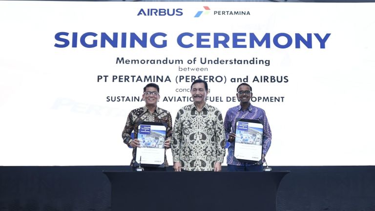 Kerja Sama Pertamina dan Airbus Kembangkan Bahan Bakar Penerbangan Berkelanjutan (SAF)