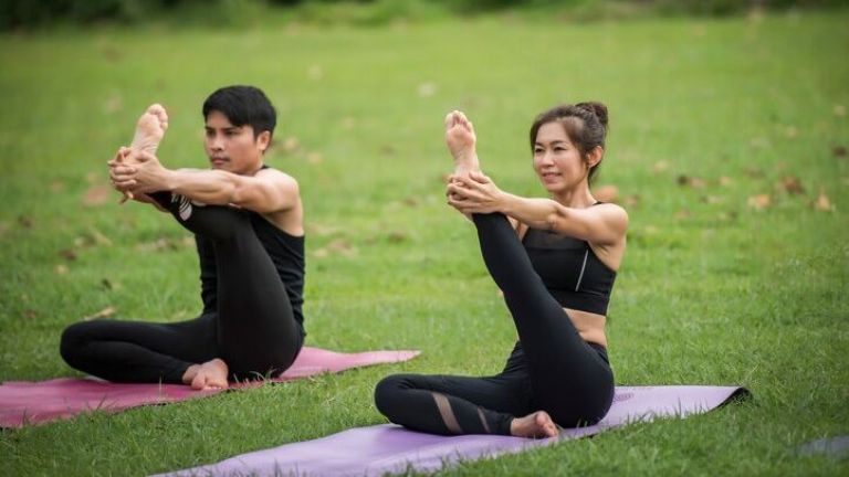 10 Pose Yoga yang Bermanfaat Mengencangkan Kulit Kendur