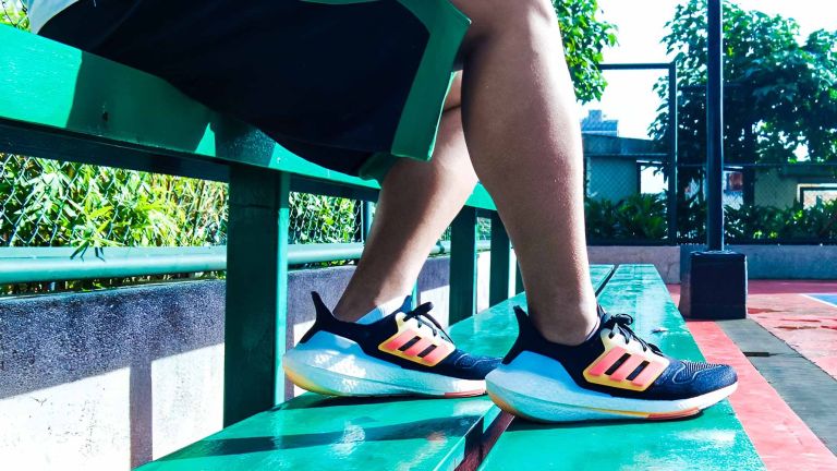 5 Sneakers Terbaik untuk Olahraga Lari Maupun Jalan Kaki