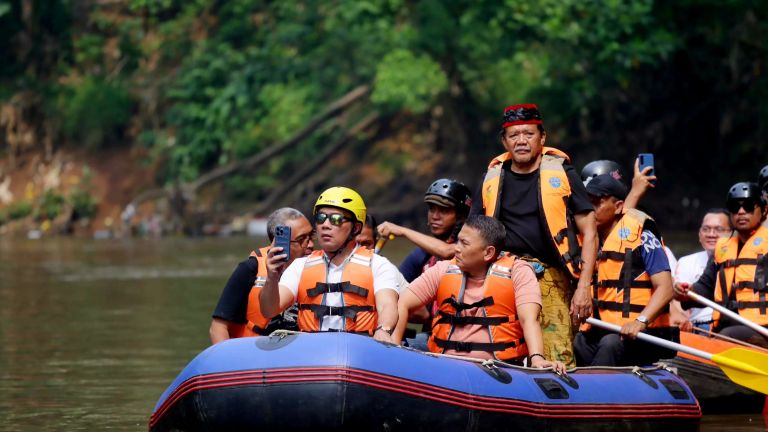 Ridwan Kamil Janji Realisasikan Masukan Masyarakat di Bantaran Sungai Ciliwung