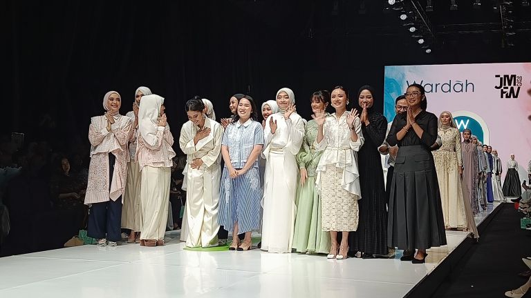 Kolaborasi Wardah dan 4 Desainer Indonesia Hadirkan Fashion Show dalam JMFW 2025