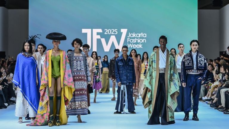 120 Perancang Busana Tampilkan Warisan Budaya dengan Sentuhan Modern di Jakarta Fashion Week 2025