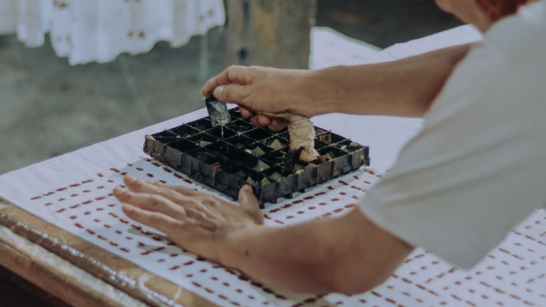 Penjualan Meningkat Pesat, Intip Kisah Sukses Brand Batik Asal Bandung Turut Berdayakan Teman Difabel