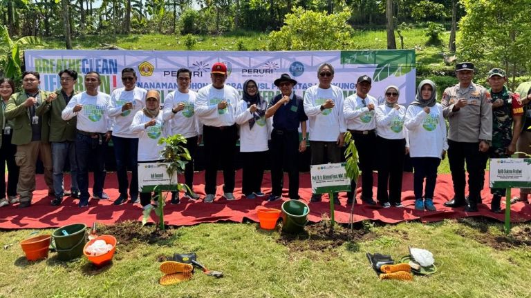 Dukung Pembangunan Berkelanjutan, PERURI Tanam 1.200 Pohon di Wonosalam