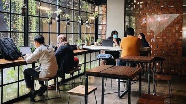 Fenomena Work From Cafe, Bisa Jadi Solusi atau Justru Pemborosan Diri?