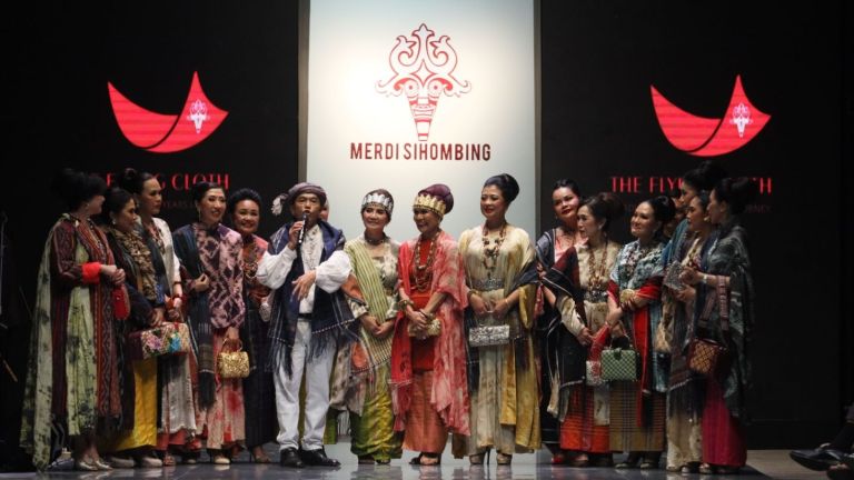 Koleksi dengan Pewarna dari Limbah Dapur di Runway, Karya Merdi dan Humbang Kriya Siap Mendunia