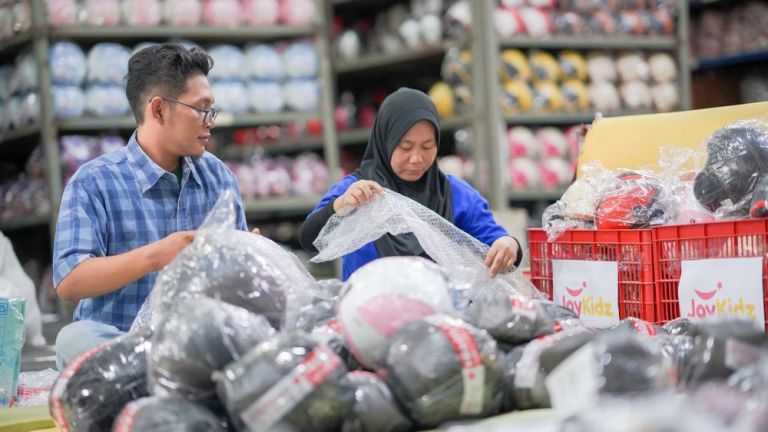 Kisah Inspiratif Hijmuku, Pengusaha Helm Anak yang Berdayakan Masyarakat Desa di Surabaya