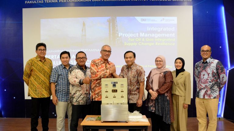 Peduli Pendidikan Tinggi, Pertamina Drilling Berikan Alat Bantu Laboratorium ITB