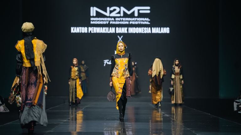 Dukung Ekonomi Hijau, IN2MF 2024 Promosikan Sustainable Fashion dengan Karya Wastra Lokal