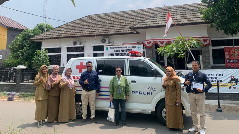 Jalankan Program TJSL, PERURI Serahkan 1 Unit Ambulans di Karawang