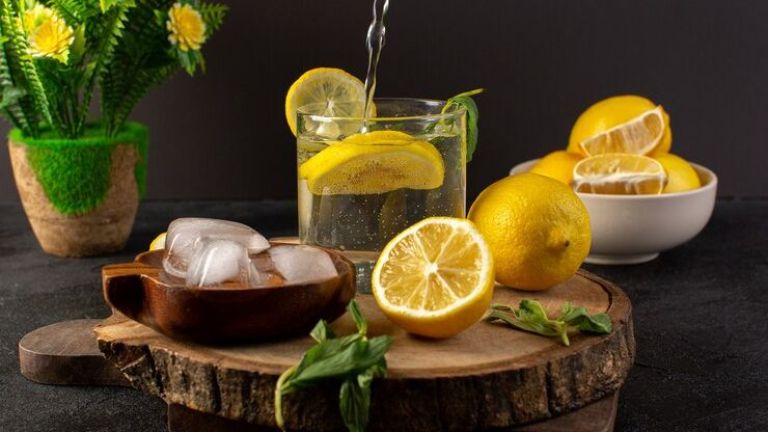 Apa yang Terjadi Pada Kulit Jika Rutin Mengonsumsi Air Lemon? Simak Penjelasannya