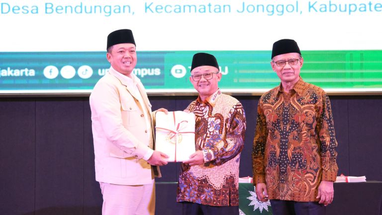 Menteri Nusron Serahkan 212 Sertipikat Tanah Aset Muhammadiyah