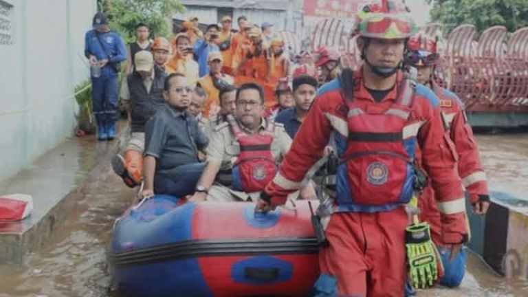 PDI-P Dongkol Gegara Rano Karno Tinjau Banjir Pakai Perahu Karet: Gimik Basah-Basahan!