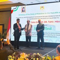 Dato Sri Tahir Terima Penghargaan Star of Merit dari Presiden Palestina