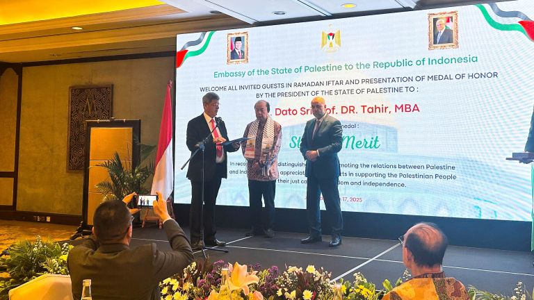 Dato Sri Tahir Terima Penghargaan Star of Merit dari Presiden Palestina