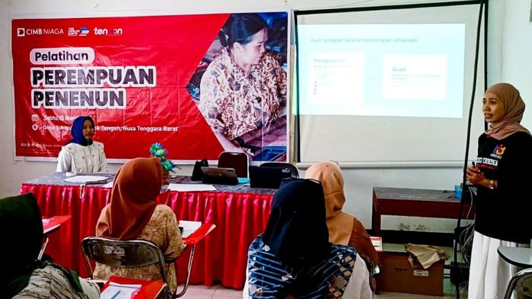 CIMB Niaga Gelar Pelatihan bagi Perempuan Penenun di Lombok Tengah