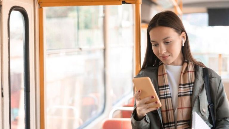 Cuaca Labil? Ini Rekomendasi Outfit Ringan dan Hangat yang Bikin Kamu Tetap Stylish