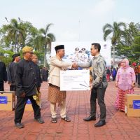 Peringati Hardiknas, PERURI Serahkan Bantuan Komputer untuk 15 SDN di Kabupaten Karawang