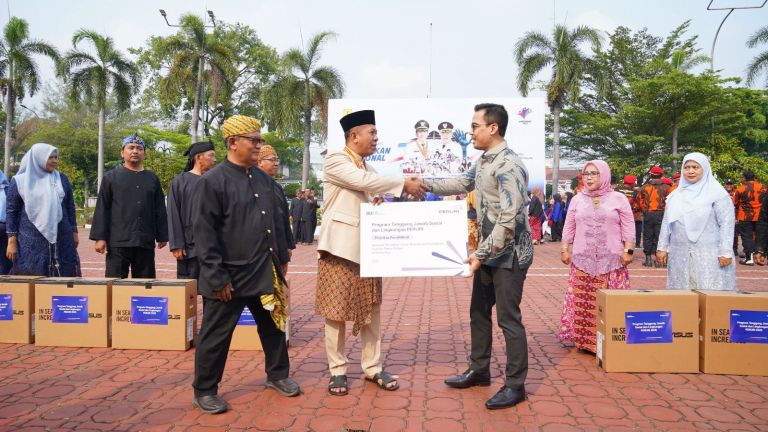 Peringati Hardiknas, PERURI Serahkan Bantuan Komputer untuk 15 SDN di Kabupaten Karawang