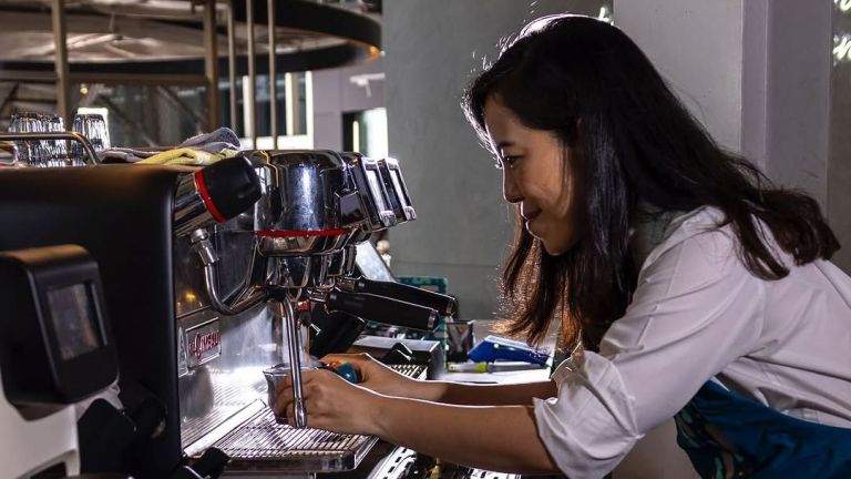 Berkenalan dengan Evani Jesslyn, Barista Perempuan Level Kelas Dunia Pemilik Strada Coffee