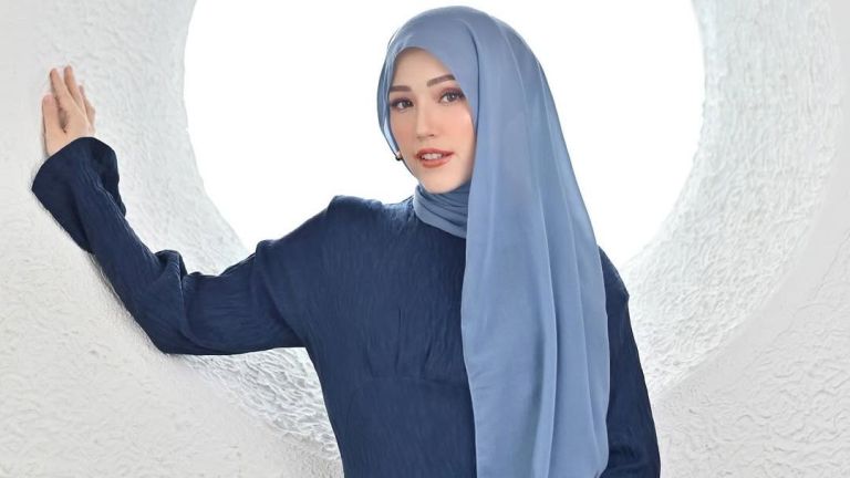 Inspirasi Modest Wear ala Adelia Pasha