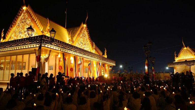 Puja Waisak Thudong 2025, Merayakan Waisak di Borobudur Hingga Menyalakan Lilin Kedamaian di PIK