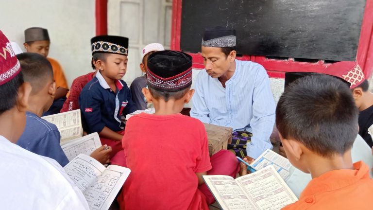Lewat Program Sumbang Sambung Ayat, Masyarakat Kompak Bantu Guru Ngaji di Pelosok Negeri