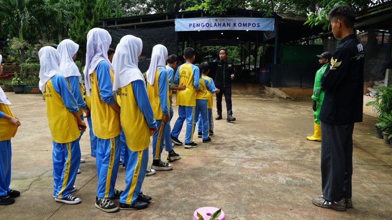 JIEP Ajak Siswa SD Belajar Pengembangan Urban Farming di Kawasan Industri Pulogadung